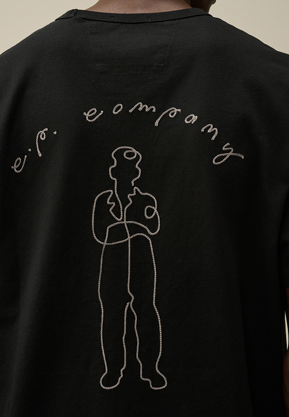 T-SHIRT Z HAFTOWANĄ GRAFIKĄ CZARNY