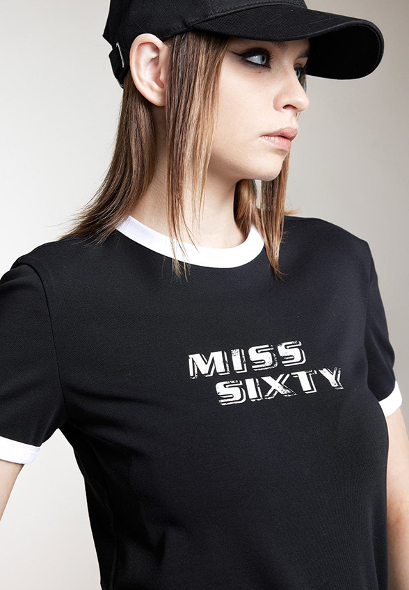 T-SHIRT Z LOGO W STYLU VINTAGE CZARNY