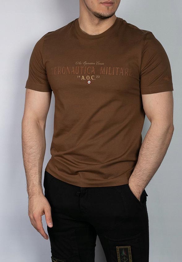 T-SHIRT Z LOGO ZE SZTUCZNEJ SKÓRY BRĄZOWY