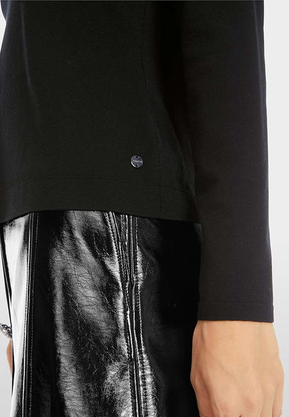 SWETER DOPASOWANY WISKOZOWY CZARNY
