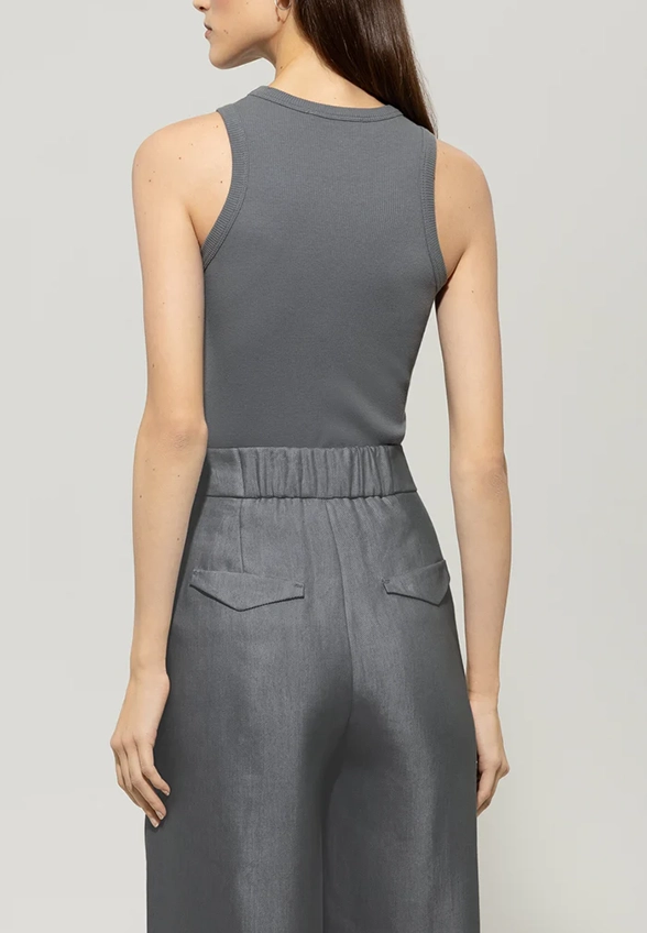 TANK TOP O ELASTYCZNEJ FORMIE CIEMNO-SZARY