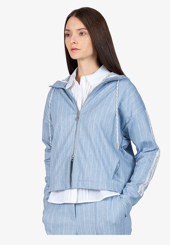 BLUZA Z KAPTUREM I WZOREM W PRĄŻKI BŁĘKITNA