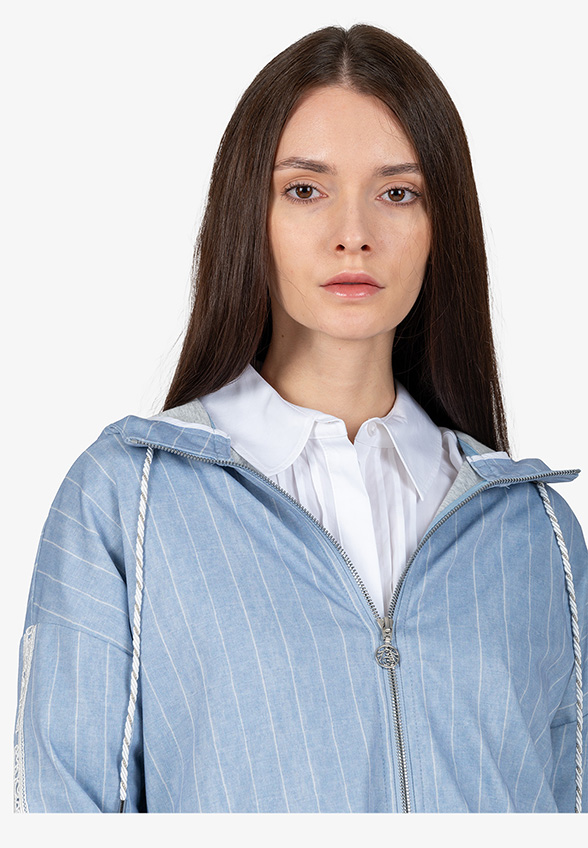 BLUZA Z KAPTUREM I WZOREM W PRĄŻKI BŁĘKITNA