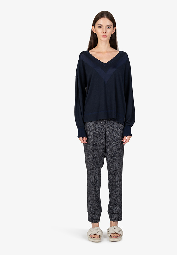 SWETER KASZMIROWY Z DEKOLTEM W V GRANATOWY