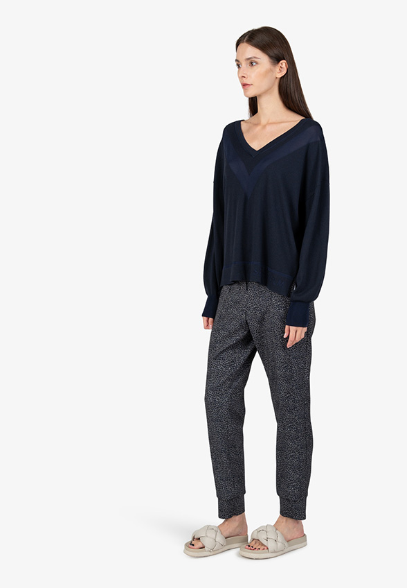 SWETER KASZMIROWY Z DEKOLTEM W V GRANATOWY