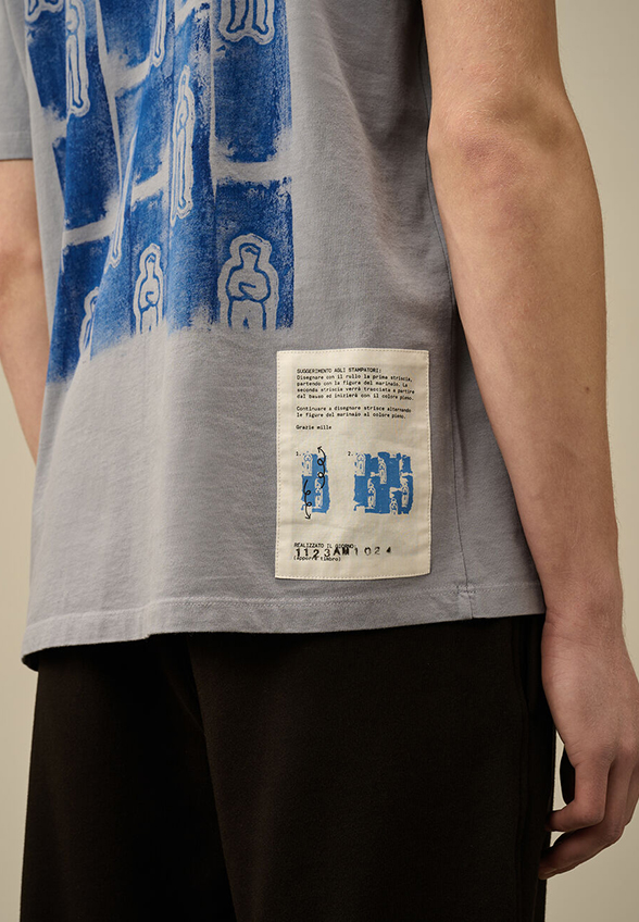 T-SHIRT Z NASZYWKĄ I LOGO SZARY