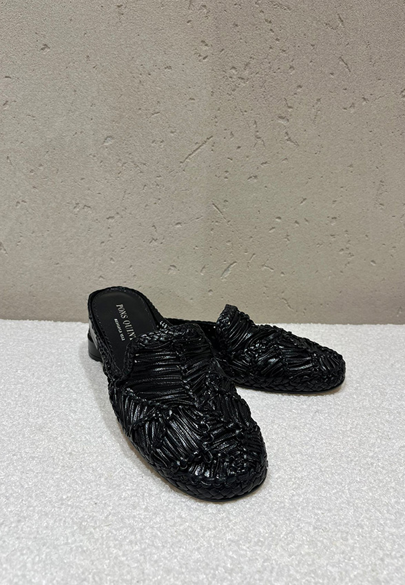 MULE OTTAWA Z PLECIONEJ SKÓRY CZARNE