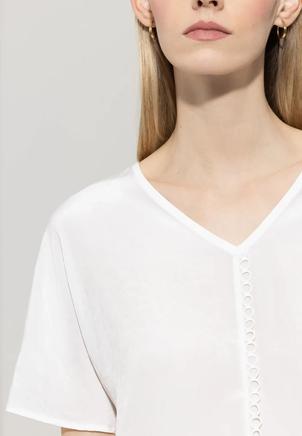 T-SHIRT Z OZDOBNĄ LAMÓWKĄ BIAŁY