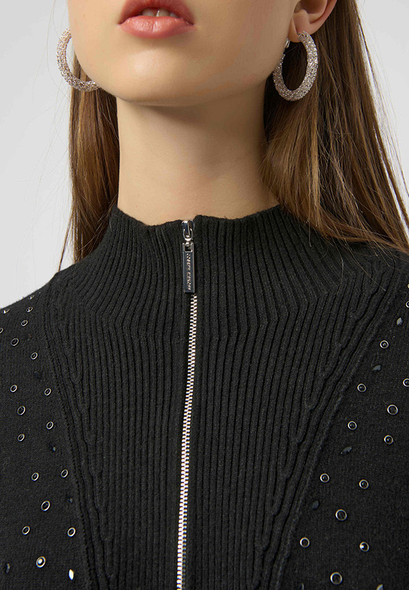 SWETER DZIANINOWY Z DŻETAMI CZARNY
