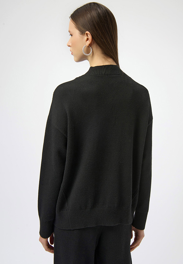 SWETER DZIANINOWY Z DŻETAMI CZARNY