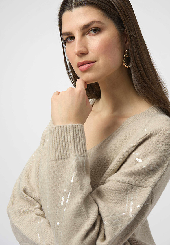 SWETER DZIANINOWY Z CEKINAMI BEŻOWY