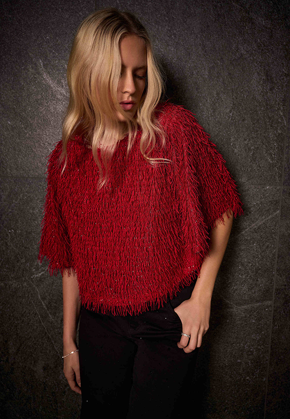 CROP TOP DZIANINOWY Z FRĘDZLAMI CIEMNA CZERWIEŃ