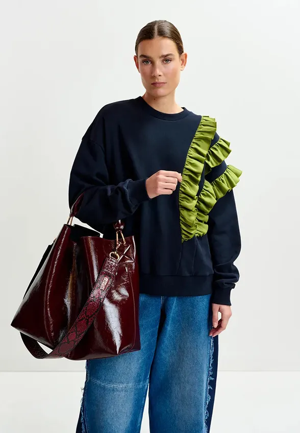 BLUZA Z ASYMETRYCZNĄ FALBANĄ GRANATOWA