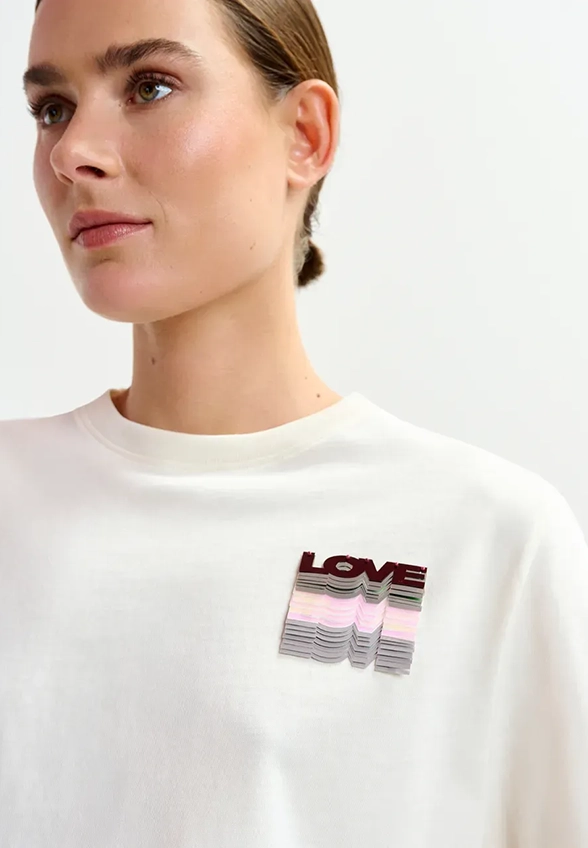 T-SHIRT Z CEKINOWYM HAFTEM KREMOWY