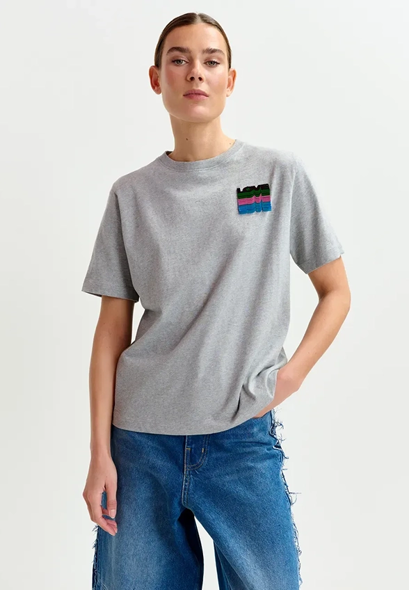 T-SHIRT Z CEKINOWYM HAFTEM SZARY