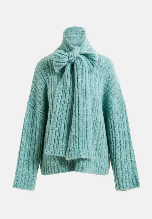 SWETER Z PUSZYSTEJ DZIANINY Z KOKARDĄ BŁĘKITNY