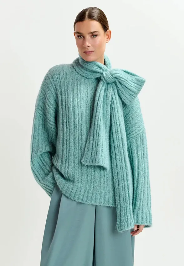 SWETER Z PUSZYSTEJ DZIANINY Z KOKARDĄ BŁĘKITNY