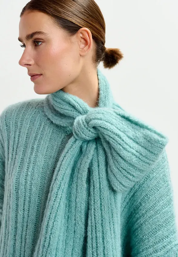 SWETER Z PUSZYSTEJ DZIANINY Z KOKARDĄ BŁĘKITNY