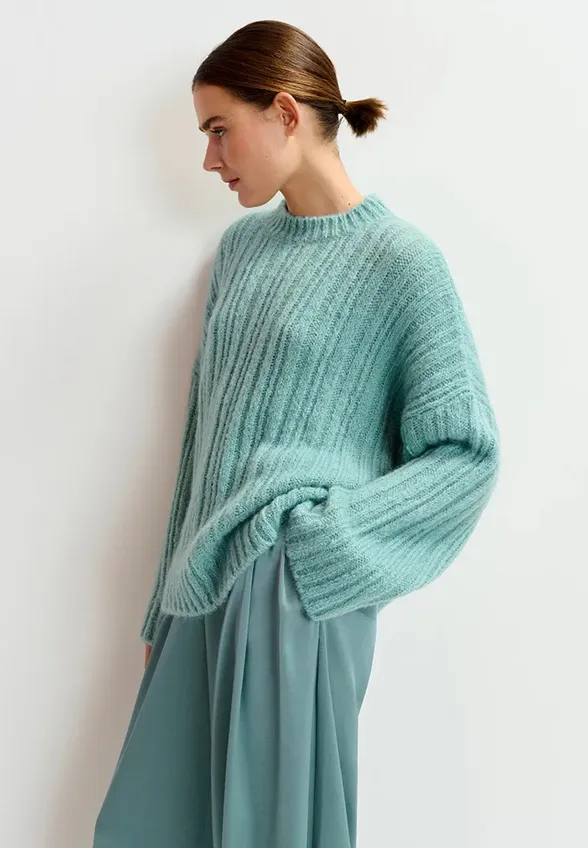 SWETER Z PUSZYSTEJ DZIANINY Z KOKARDĄ BŁĘKITNY