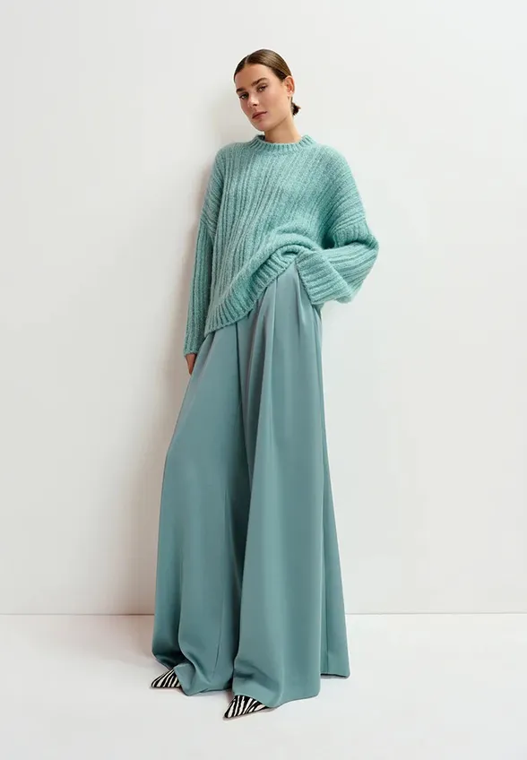 SWETER Z PUSZYSTEJ DZIANINY Z KOKARDĄ BŁĘKITNY