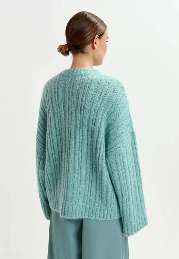 SWETER Z PUSZYSTEJ DZIANINY Z KOKARDĄ BŁĘKITNY