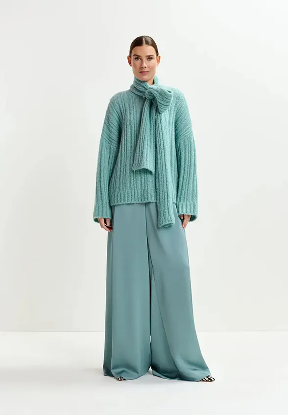 SWETER Z PUSZYSTEJ DZIANINY Z KOKARDĄ BŁĘKITNY