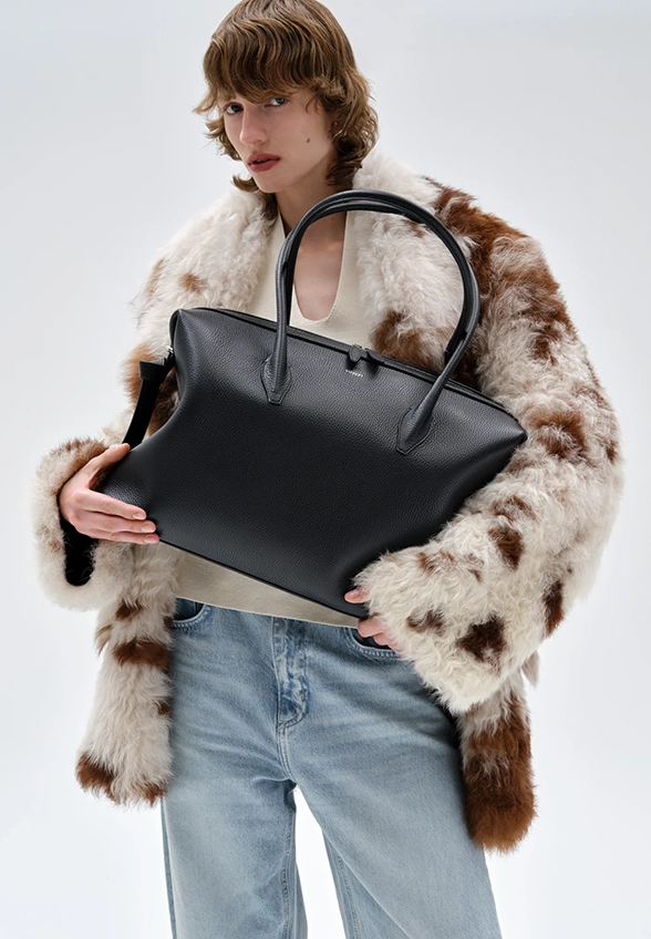 TORBA LARGE BRIOCHE DUFFLE Z ZIARNISTEJ SKÓRY CZARNA