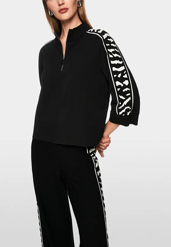 SWETER O LUŹNYM KROJU CZARNY