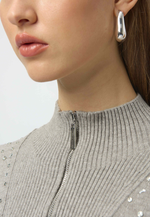 SWETER DZIANINOWY Z DŻETAMI SZARY