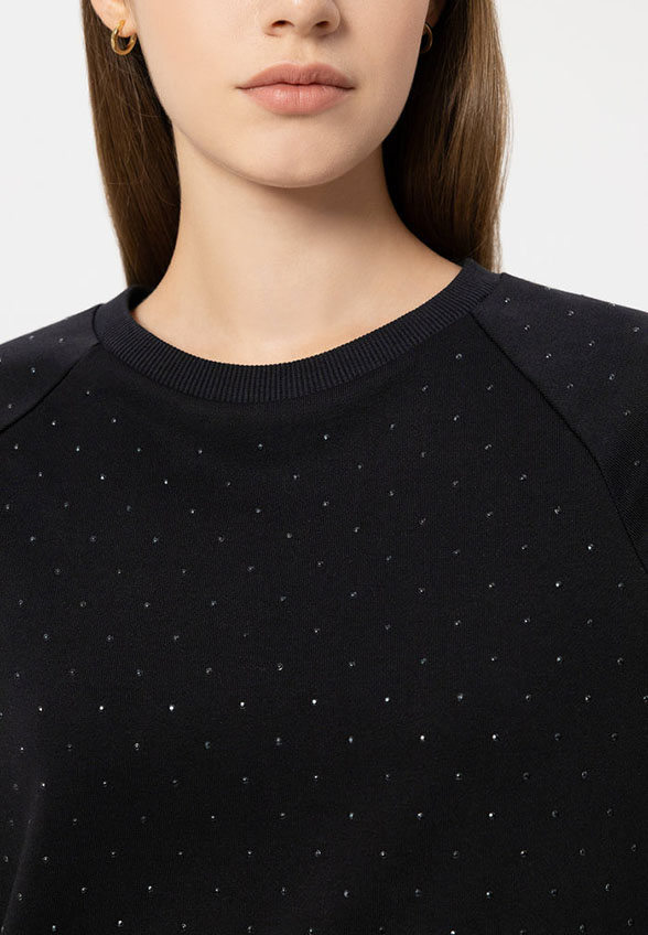 BLUZA Z KRÓTKIM RĘKAWEM I DEKORACJĄ CZARNA