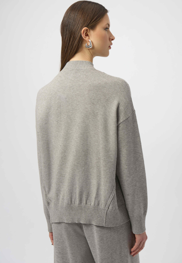 SWETER DZIANINOWY Z DŻETAMI SZARY