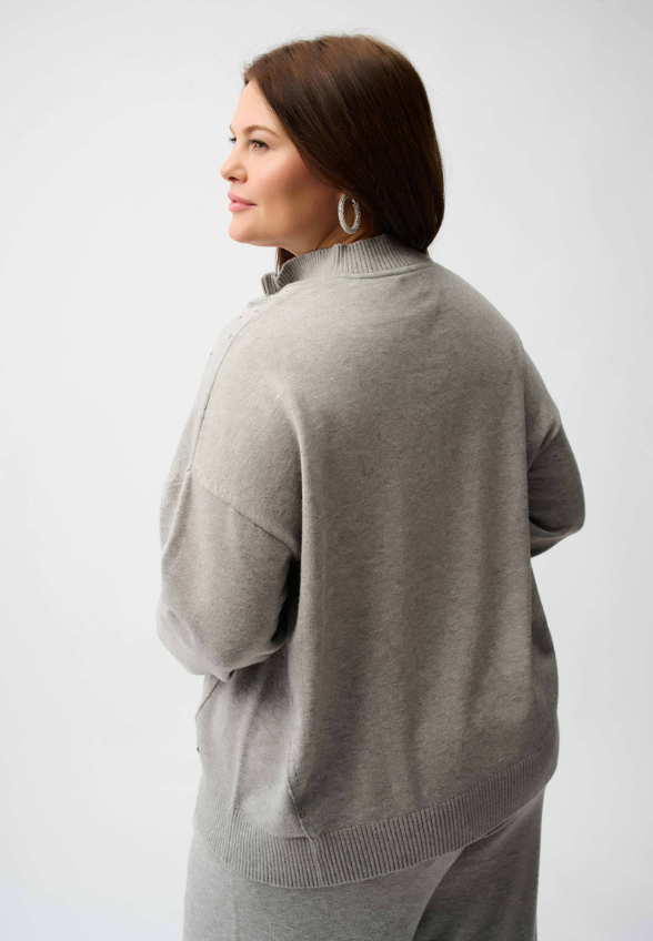 SWETER DZIANINOWY Z DŻETAMI SZARY