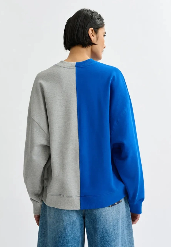 BLUZA Z KORALIKOWĄ APLIKACJĄ NIEBIESKO-SZARA