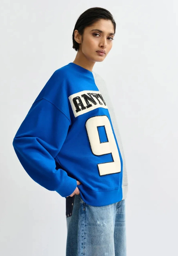 BLUZA Z KORALIKOWĄ APLIKACJĄ NIEBIESKO-SZARA