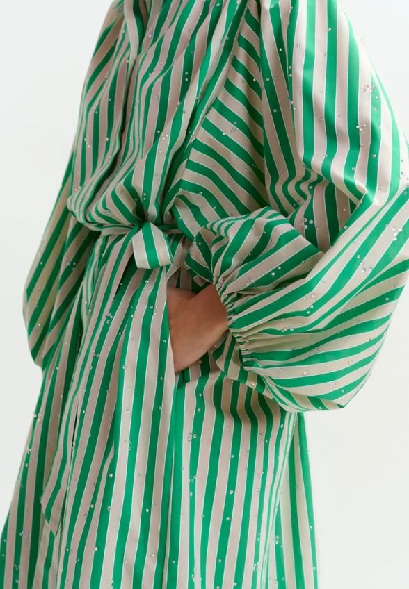 SUKIENKA OVERSIZE W PASKI ZIELONA