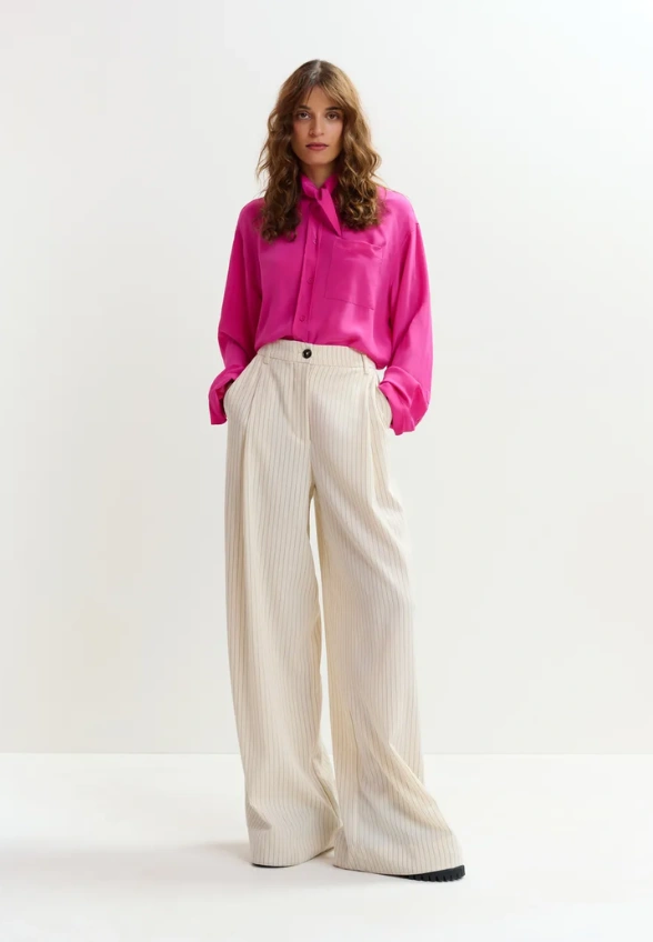 SPODNIE WIDE-FIT W PRĄŻKI KREMOWE