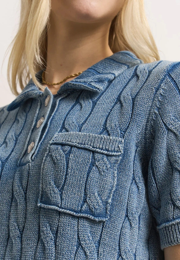 SWETER POLO ZGASZONY BŁĘKIT