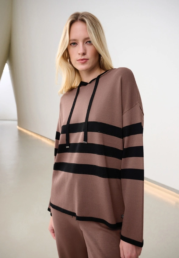 SWETER W PASKI Z KAPTUREM BRĄZOWO-CZARNY