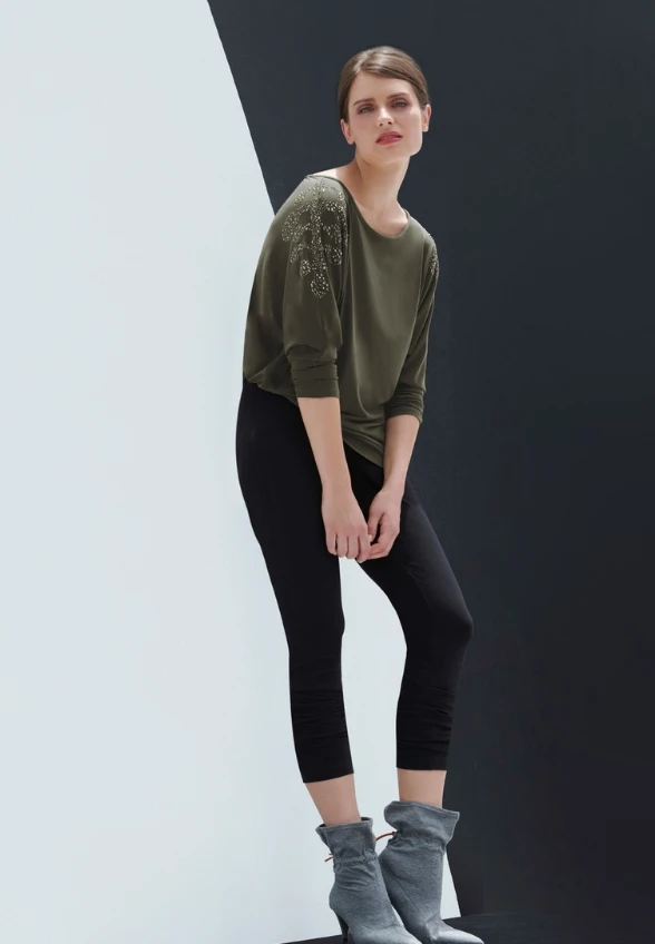 BLUZKA ZE ZDOBIENIAMI NA RAMIONACH KHAKI