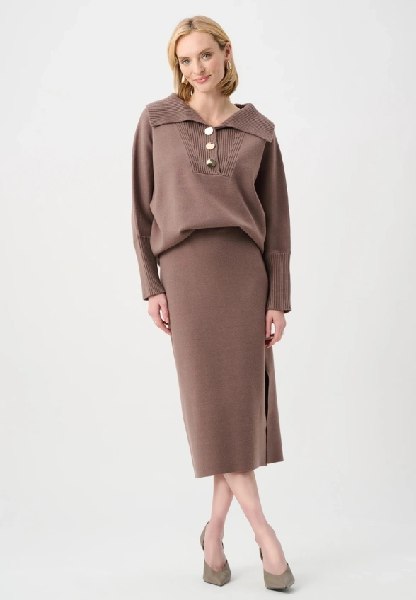 SWETER Z WISKOZY Z KOŁNIERZEM MOCHA