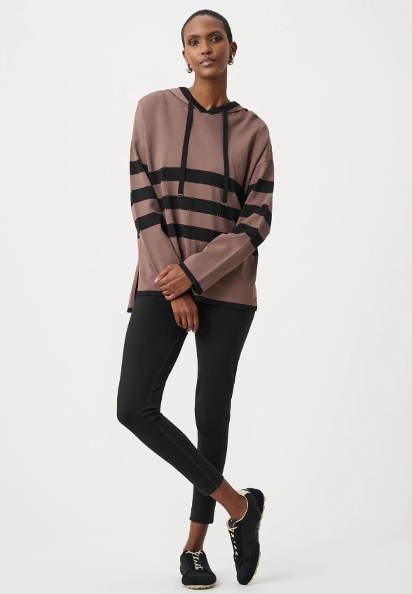 SWETER W PASKI Z KAPTUREM BRĄZOWO-CZARNY