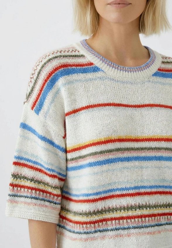 SWETER DZIANINOWY W PASKI BIAŁY