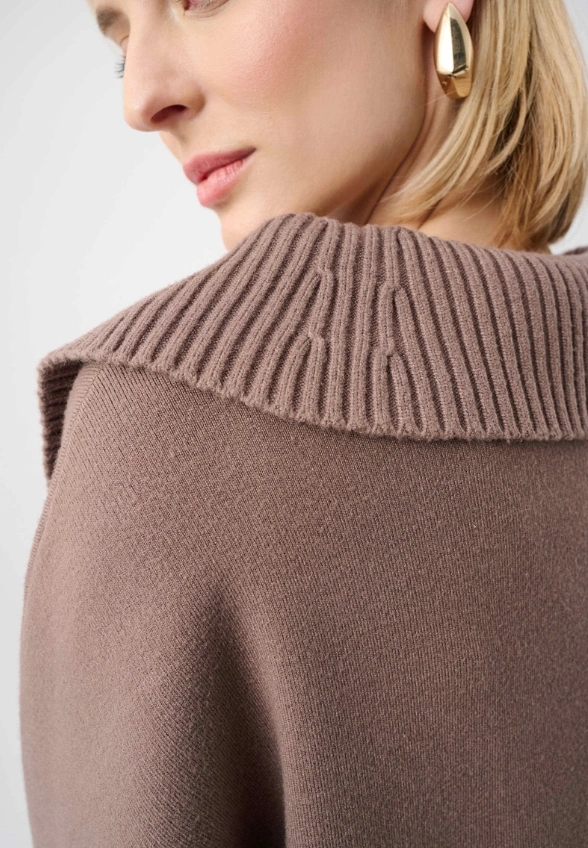 SWETER Z WISKOZY Z KOŁNIERZEM MOCHA