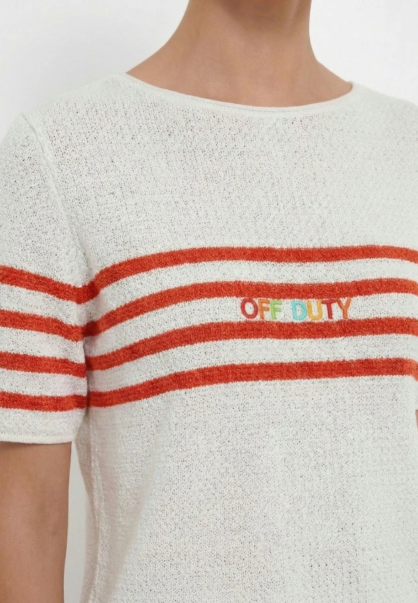 SWETER DZIANINOWY W PASKI BIAŁO-CZERWONY
