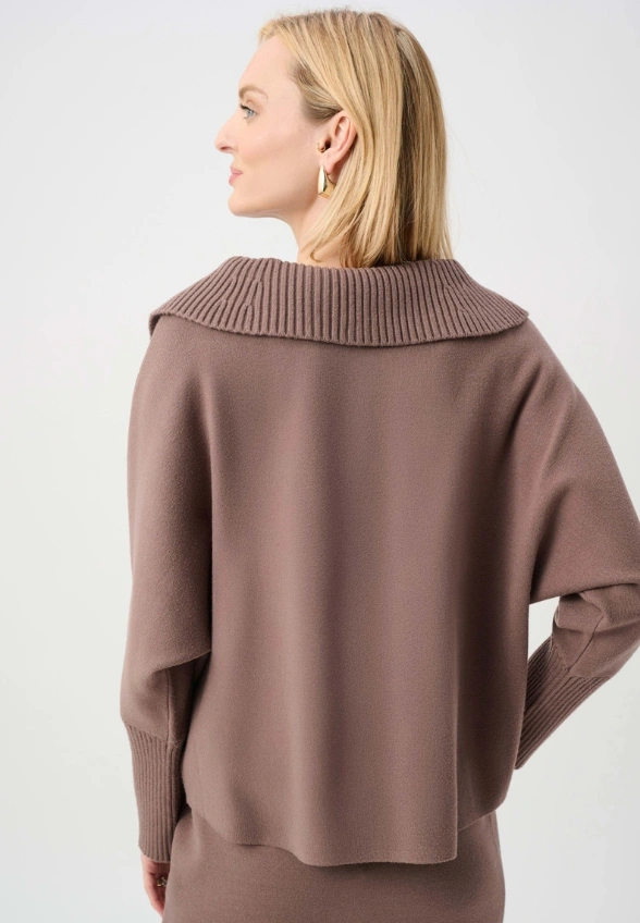 SWETER Z WISKOZY Z KOŁNIERZEM MOCHA