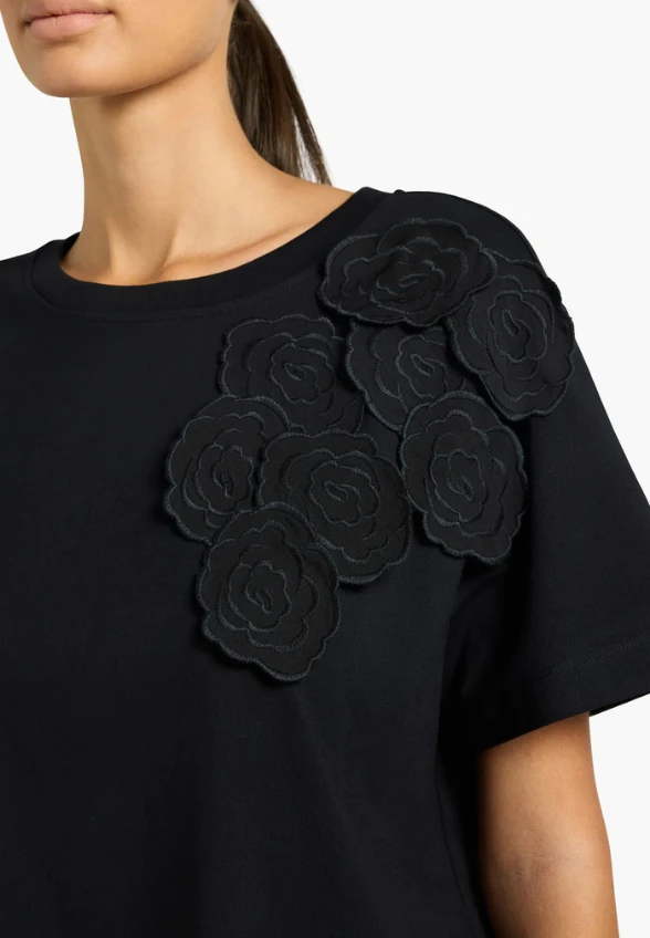 T-SHIRT Z KWIATOWĄ APLIKACJĄ CZARNY