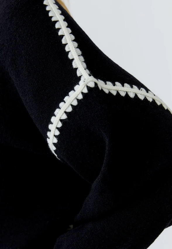 SWETER DZIANINOWY Z MIESZANKI WEŁNY CZARNY
