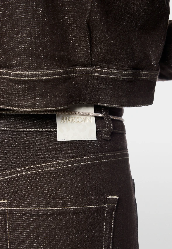 JEANSY WARRI Z KONTRASTOWYMI DETALAMI BRĄZOWE