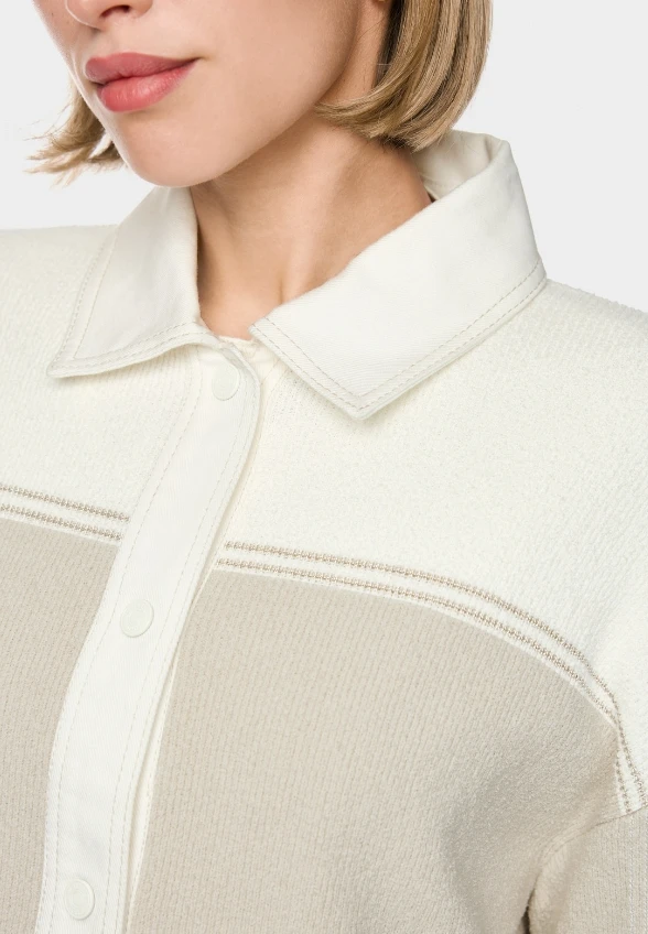 SWETER ROZPINANY Z JEANSOWYMI WSTAWKAMI BIAŁO-BEŻOWY