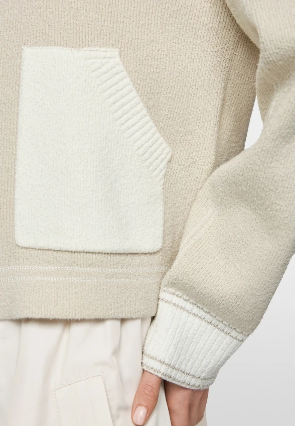 SWETER ROZPINANY Z JEANSOWYMI WSTAWKAMI BIAŁO-BEŻOWY